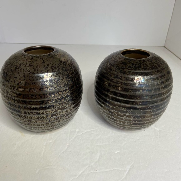 Pottery Vases 2 Round Unmarked Ribbed Brown - Picture 4 of 4